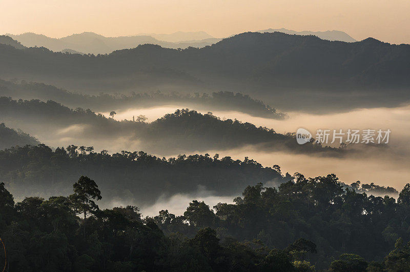 在泰国keng Krachan国家公园panothung风景区，美丽的云雾和山脉，温暖的白色平衡